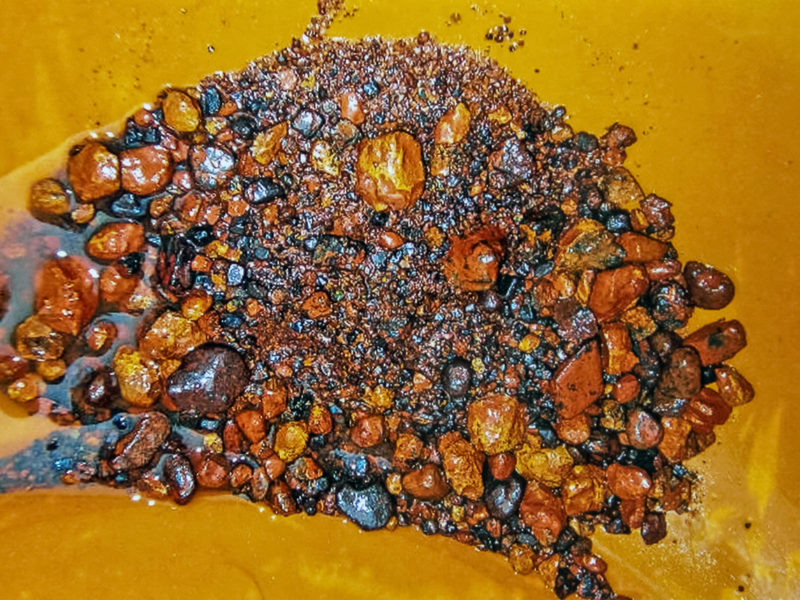 Pépites de coltan, une des matières visées par le Critical Raw Materials Act de l'Union Européenne